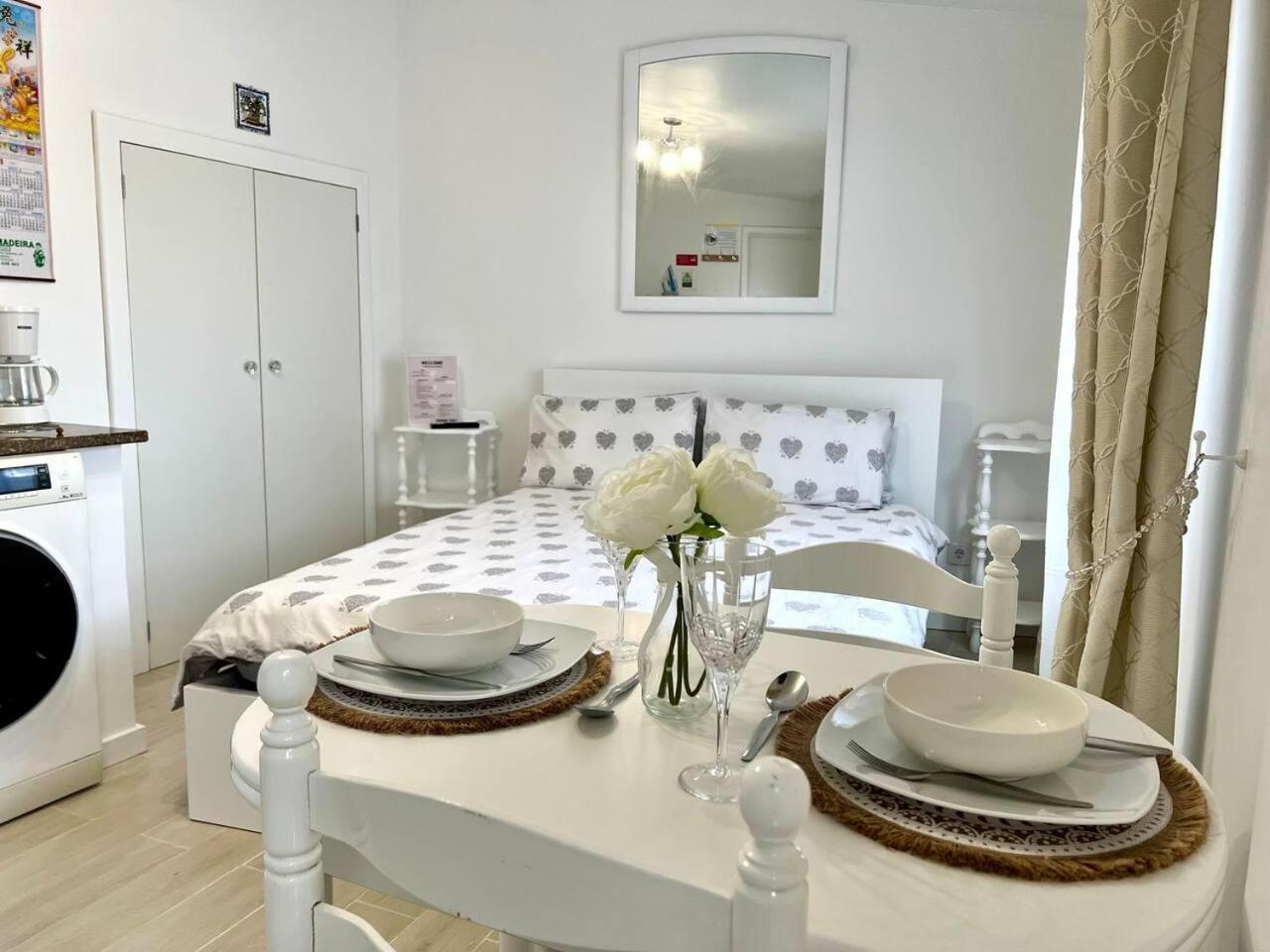 Modern Minimalist Studio With Essential Comfort Φουνκάλ Εξωτερικό φωτογραφία