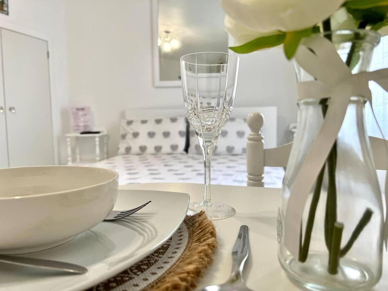 Modern Minimalist Studio With Essential Comfort Φουνκάλ Εξωτερικό φωτογραφία