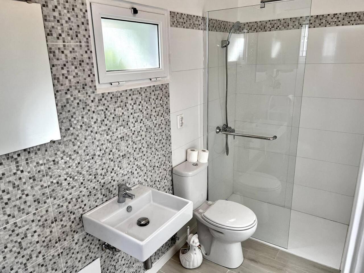 Modern Minimalist Studio With Essential Comfort Φουνκάλ Εξωτερικό φωτογραφία