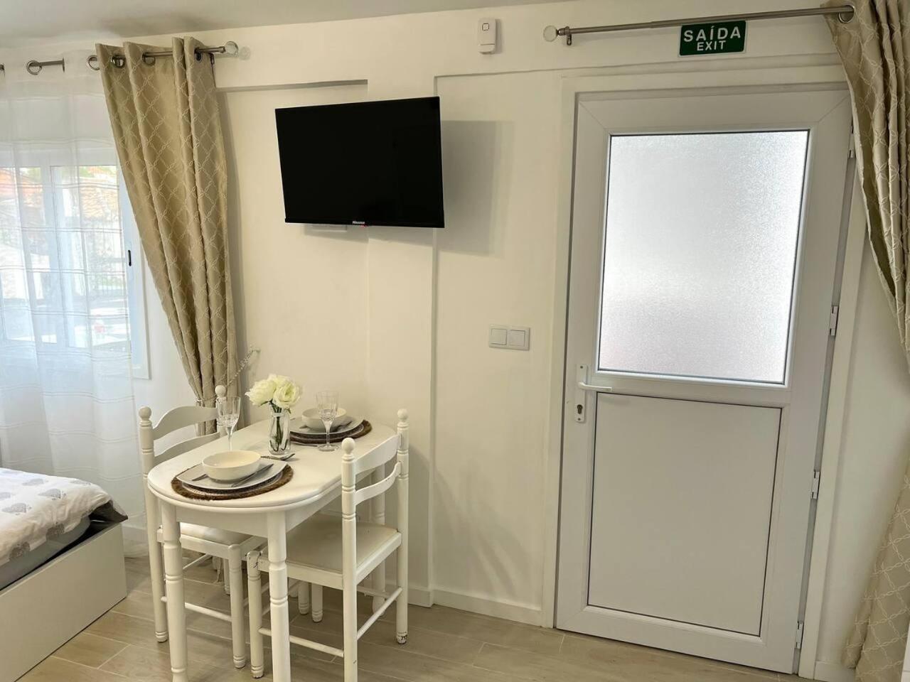 Modern Minimalist Studio With Essential Comfort Φουνκάλ Εξωτερικό φωτογραφία