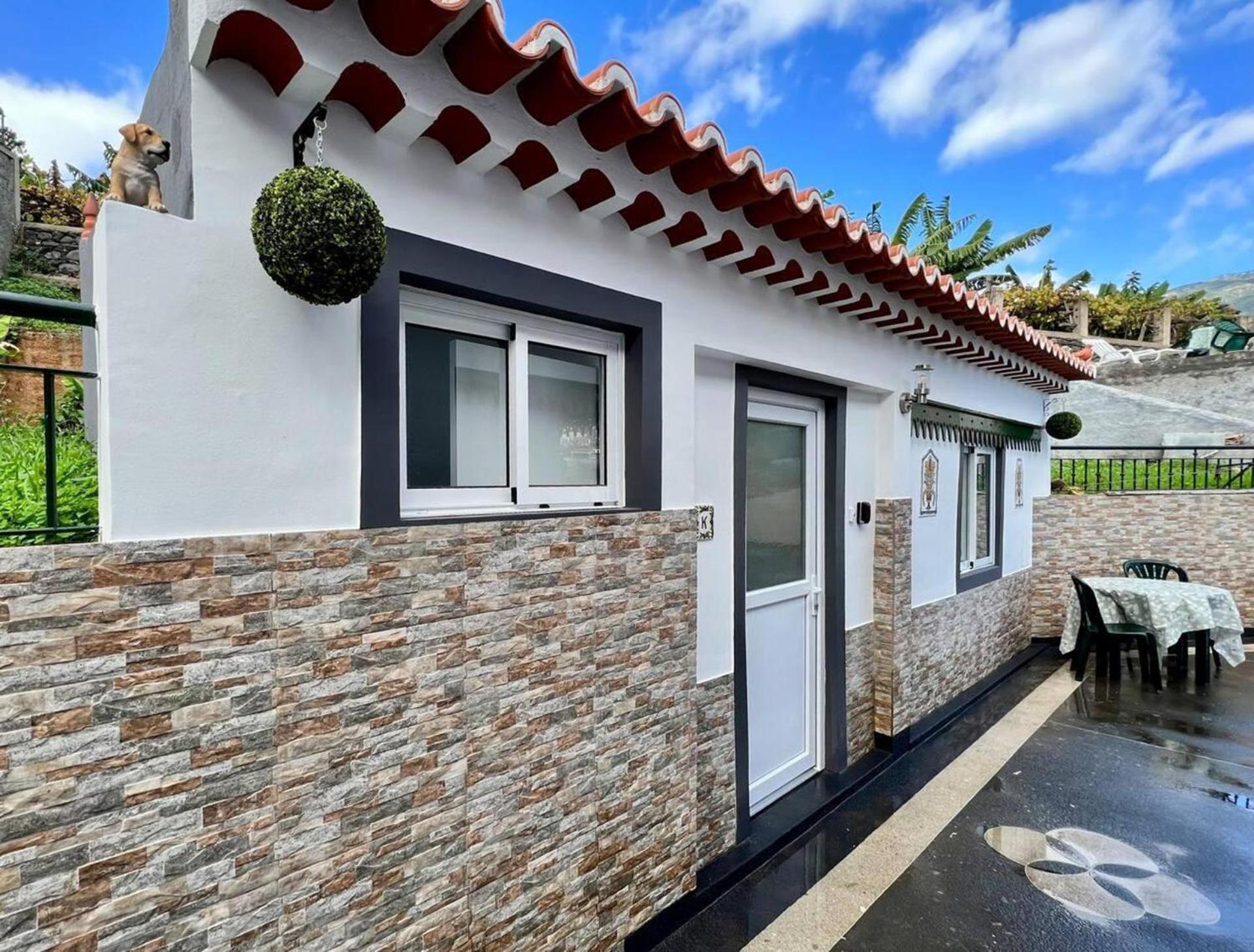 Modern Minimalist Studio With Essential Comfort Φουνκάλ Εξωτερικό φωτογραφία